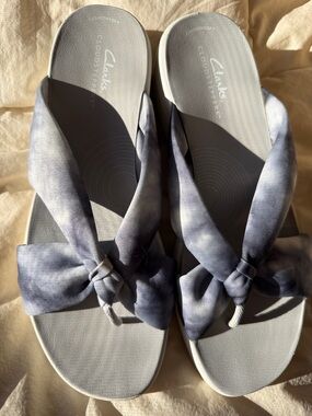 NEARLY NEW!  Clarks Cloudsteppers Women's Blue Gray Tie-Dye Bow Slide Sandals.